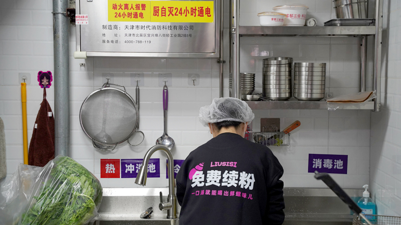 柳蛳蛳螺蛳粉加盟总部为加盟商提供了一条轻松创业的捷径